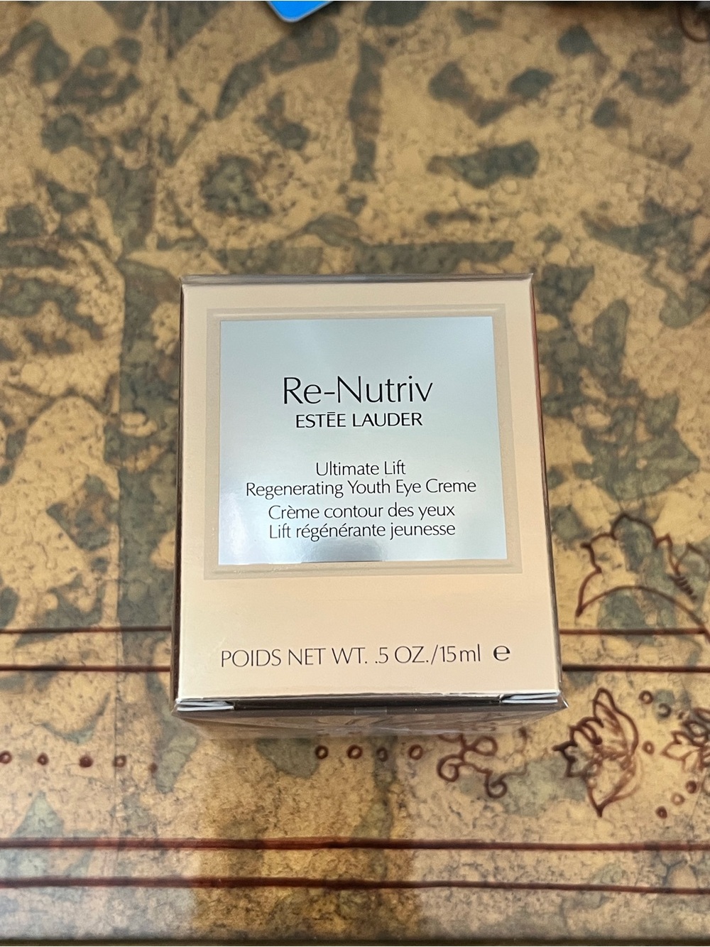 Brand new Estée Lauder Re-Nutriv Ultimate Lift Regenerating Youth Eye Creme